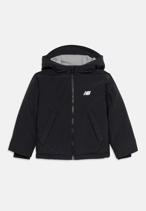 Must kapuutsiga jakk ees oleva luku, kahe küljetasku ja valge New Balance'i logoga rinnal, valgel taustal.