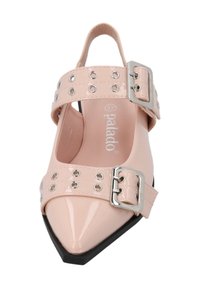 Schoen met spitse neus in glanzend lichtroze lakmateriaal. Voorzien van twee banden met zilveren hardware en oogjesdetails. Zwarte rubberen zool.