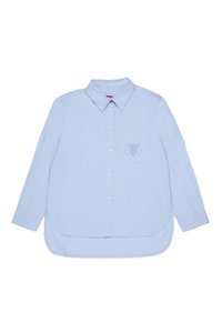 Chemise à manches longues bleu clair avec un col boutonné, poche avant avec détail brodé et ourlet arrondi. Texture de tissu douce.