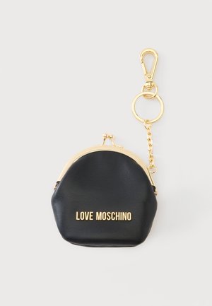 Petit porte-monnaie en cuir noir avec fermoir cadre doré, chaîne et porte-clés portant l'inscription Love Moschino à l'avant sur fond blanc.