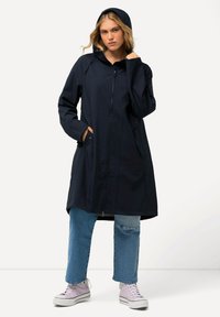 Ulla Popken LONGUE HYPRAR CAPUCHE ET DÉPERLANTE - Vodotěsná bunda - dark blue