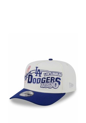 Gorra de béisbol blanca y azul de los Los Angeles Dodgers con logo bordado, "1890" y gráfico de béisbol en el panel frontal.