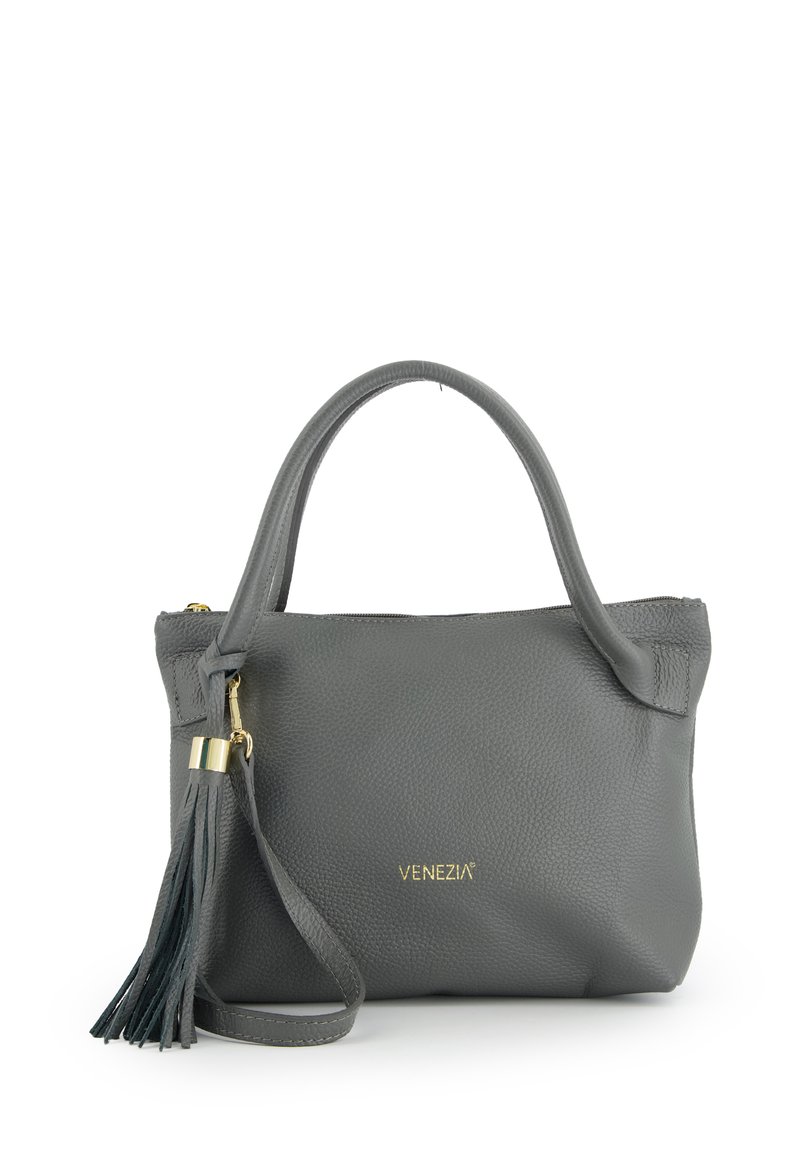Graue Lederhandtasche mit doppelten Griffen, Quasten-Detail, goldener Reißverschluss und dem in Gold eingravierten "VENEZIA"-Logo auf der Vorderseite.