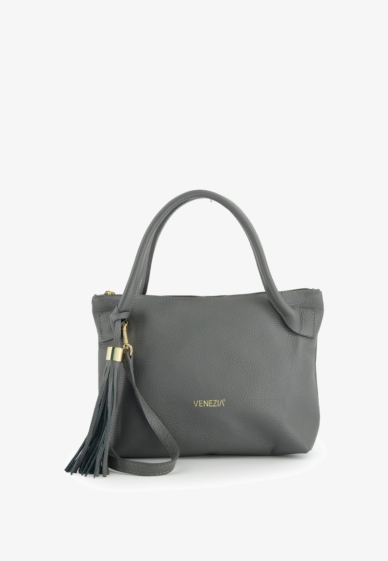 Graue Lederhandtasche mit doppelten Griffen, Quasten-Detail, goldener Reißverschluss und dem in Gold eingravierten "VENEZIA"-Logo auf der Vorderseite.