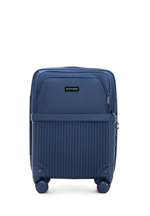 Valigia a ruote blu navy con design rigato texturizzato, hardware nero, doppia zip e tasca anteriore. Ruote scorrevoli senza sforzo.