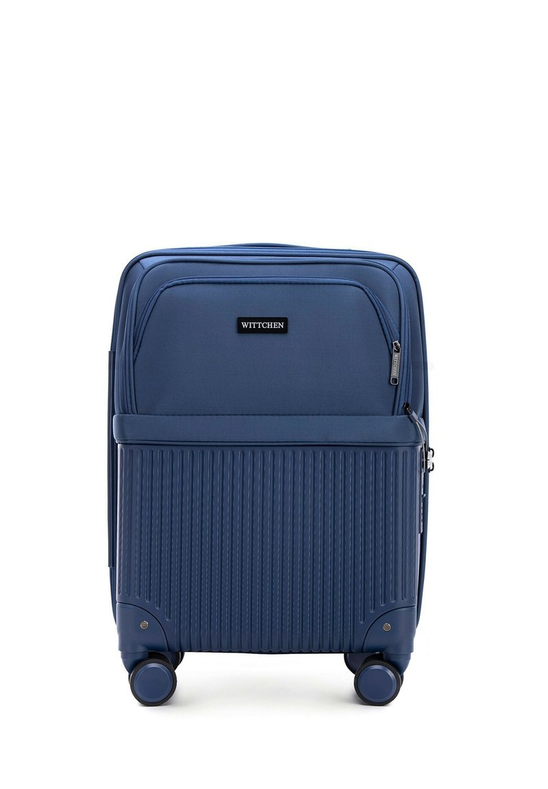 Maleta con ruedas de color azul marino, con un diseño texturizado de estrías, herrajes negros, doble cremallera y un bolsillo frontal. Ruedas que se deslizan suavemente.