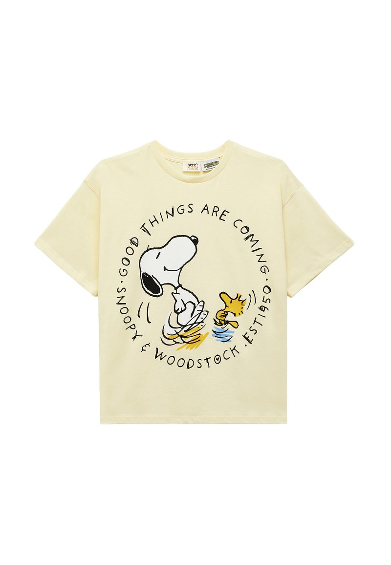 Kremowa koszulka z krótkim rękawem, na której przedstawieni są Snoopy i Woodstock tańczący, otoczeni tekstem "Dobre rzeczy nadchodzą" oraz "Snoopy & Woodstock założona w 1950".