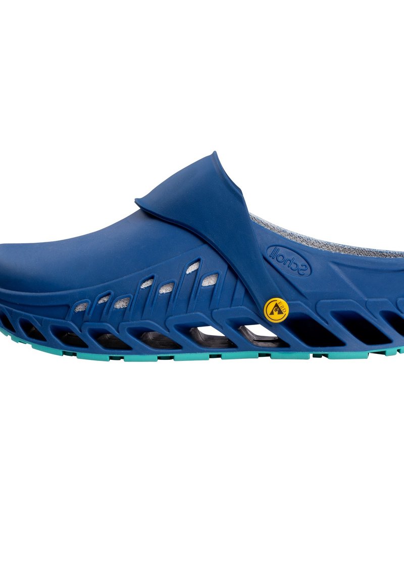 Chaussure bleue à enfiler avec un dessus lisse, doublure en mesh et une semelle texturée avec des découpes et un accent turquoise. Détail du logo jaune inclus.