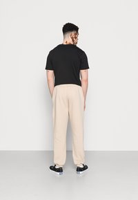 Dickies MAPLETON - Calças de fato de treino - cement