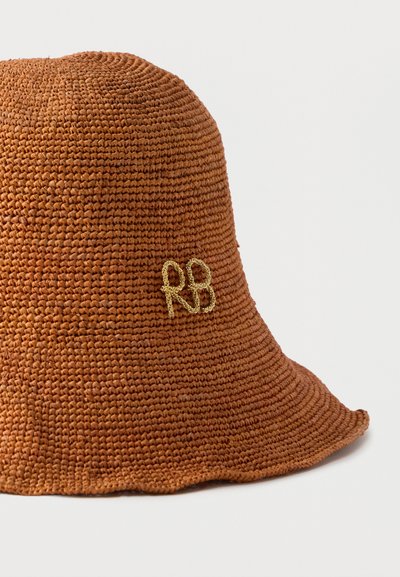 Καφέ πλεκτό καπέλο τύπου bucket με ελαφρώς κυματιστό γείσο και χρυσά μεταλλικά αρχικά «RB» στην μπροστινή πλευρά.