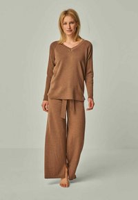 YOU LOOK PERFECT DORINA - MERINO WOLLE V-PULLOVER - Pyjama top - cognac