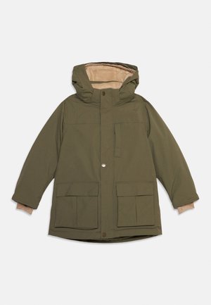 Casaco de inverno verde-oliva com capuz, forro bege em tecido polar, botões de pressão frontais, bolso com fecho no peito e dois grandes bolsos com aba na parte inferior.