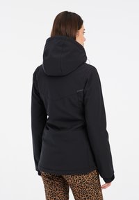 Schwarze wasserdichte Jacke mit Kapuze, elastischen Bündchen und einer Reißverschlusstasche auf der Rückseite. Verfügt über ein dezentes Logo im oberen Rückenbereich und eine glatte Textur.