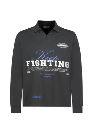 Schwarzes Langarm-Poloshirt mit Kragen, mit dem Text "Keep Fighting" und zusätzlichen motivierenden Sprüchen in Weiß und Blau auf der Vorderseite.