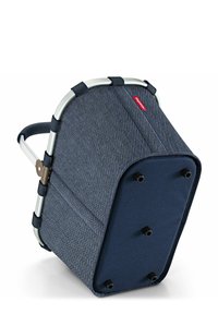 Bolsa de tela azul con un patrón de espiga, marco de aluminio y detalles en negro; cuenta con un asa resistente y patas redondas para mayor estabilidad.