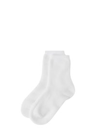 Hvide bomuldsankelsokker med en glat tekstur, afrundet tå og elastisk ribbet kant; designet til komfort og hverdagsslid.