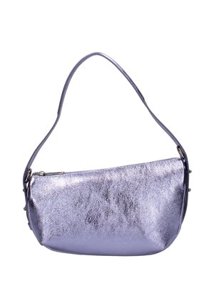 Glänzende metallische lavendelfarbene kleine Handtasche mit einem einzelnen Schulterriemen und oberem Reißverschluss, gezeigt vor weißem Hintergrund.