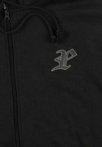 Czarna bluza z kapturem na zamek, wykonana z miękkiego materiału, z teksturowanym logo na lewej piersi i sznurkiem do regulacji.