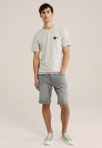 WE Fashion BLUE RIDGE - Nyomott mintás póló - beige
