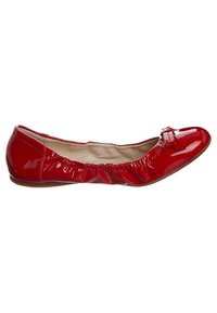 Ballerines en cuir verni rouge avec un bout arrondi et un nœud décoratif sur le cou-de-pied. La chaussure présente des détails en élastique froncé sur les côtés.