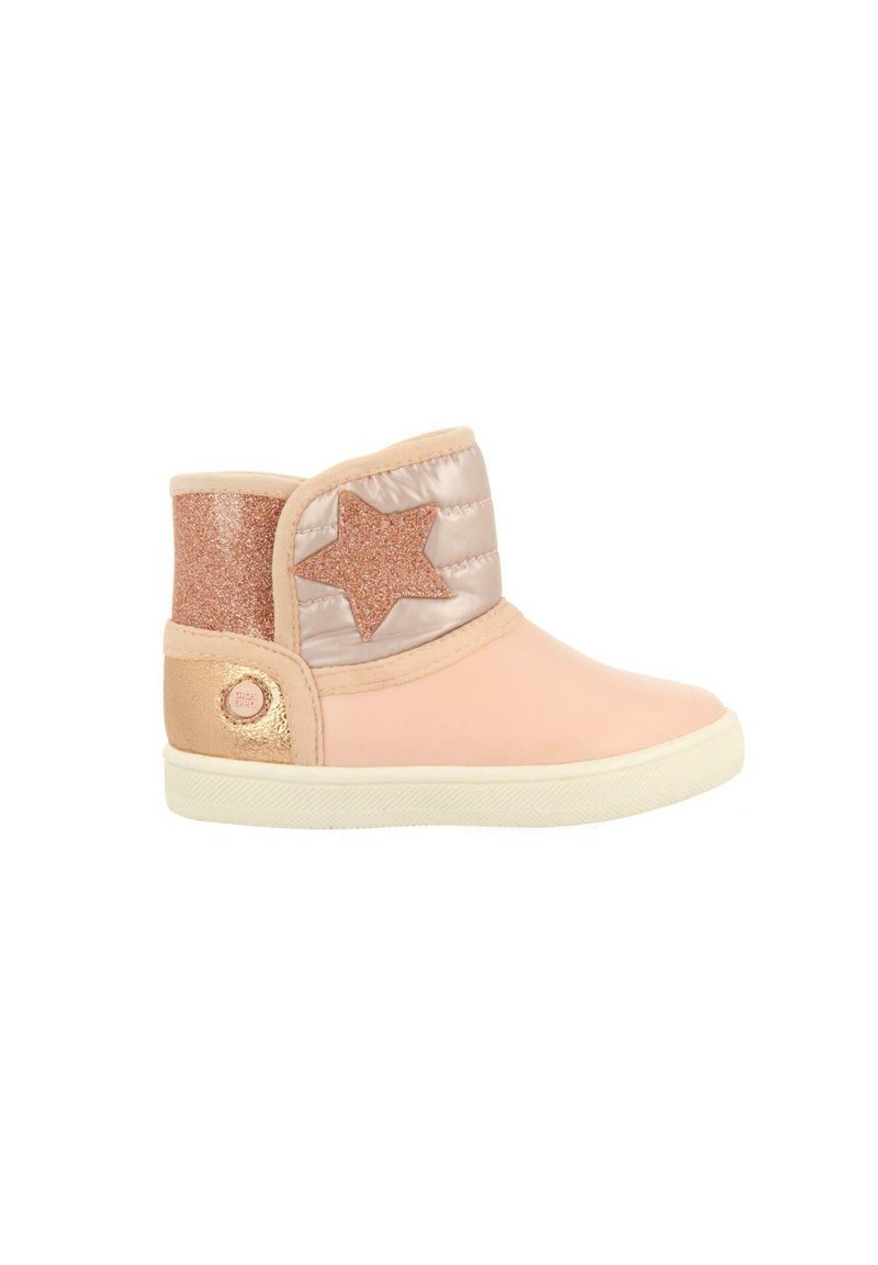 Bottes de cheville roses avec un détail en étoile dorée brillante, tige matelassée et semelle en caoutchouc lisse. La botte présente un accent scintillant et un matériau doux.