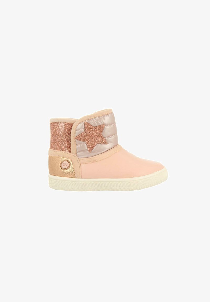 Bottes de cheville roses avec un détail en étoile dorée brillante, tige matelassée et semelle en caoutchouc lisse. La botte présente un accent scintillant et un matériau doux.