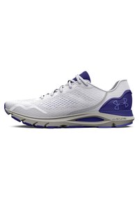 Witte hardloopschoen met een gestructureerde mesh bovenkant en paarse accenten. Heeft een zachte tussenzool en een rubberen buitenzool voor grip.