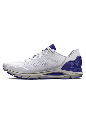 Chaussure de course blanche avec une tige en mesh texturé et des accents violets. Elle dispose d'un intercalaire rembourré et d'une semelle extérieure en caoutchouc pour une traction optimale.
