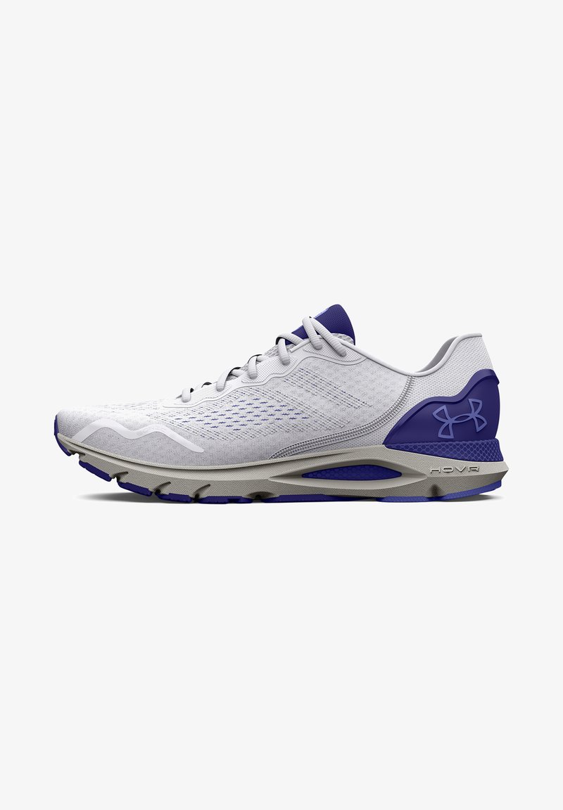 Chaussure de course blanche avec une tige en mesh texturé et des accents violets. Elle dispose d'un intercalaire rembourré et d'une semelle extérieure en caoutchouc pour une traction optimale.