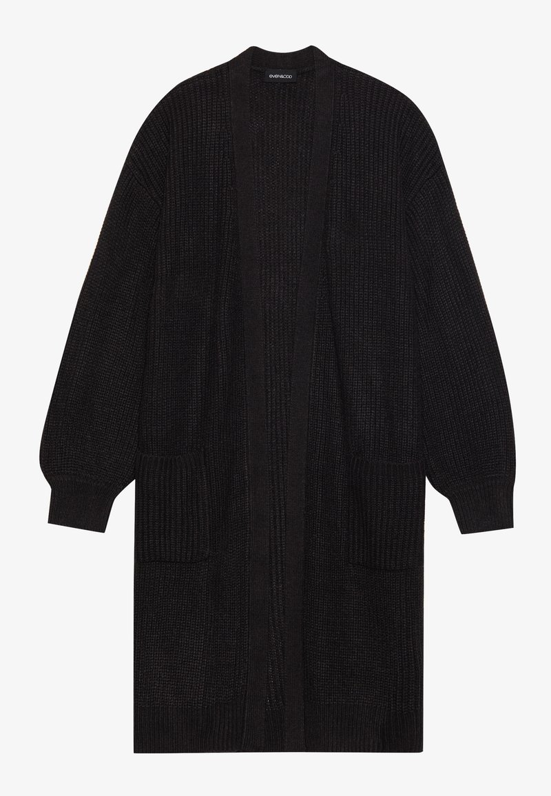 Dolga črna pletena cardigan brez zapiranja z dvema sprednjima žepoma in rebrastimi manšetami, prikazana na beli podlagi.