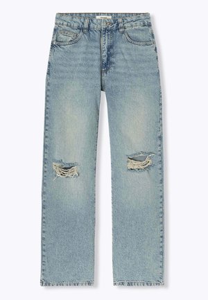 Jean en denim bleu clair à coupe droite, avec déchirures usées aux deux genoux, poches avant et passants de ceinture.