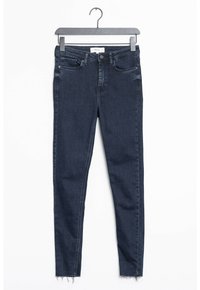 Jeans ajustados de color azul oscuro con un dobladillo deshilachado, hechos de tela de mezclilla. Presenta cinco bolsillos y un cierre de botón en la cintura.