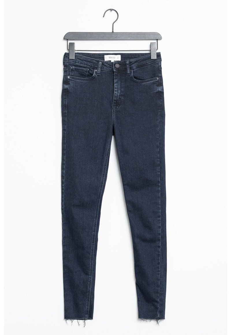Jeans ajustados de color azul oscuro con un dobladillo deshilachado, hechos de tela de mezclilla. Presenta cinco bolsillos y un cierre de botón en la cintura.