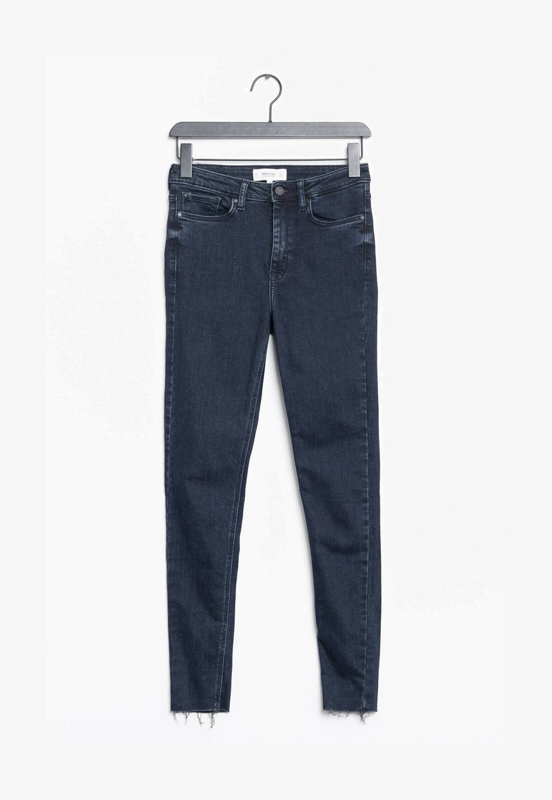 Jeans ajustados de color azul oscuro con un dobladillo deshilachado, hechos de tela de mezclilla. Presenta cinco bolsillos y un cierre de botón en la cintura.
