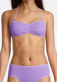 Paars getextureerd bikinitopje met gevormde cups en dunne schouderbandjes; bijpassend getextureerd bikinibroekje met een standaard snit.