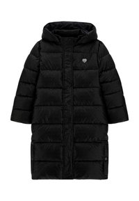 Abrigo puffer negro con capucha, con costuras horizontales, un logo de corazón en el pecho y detalles de botones a presión en los lados.