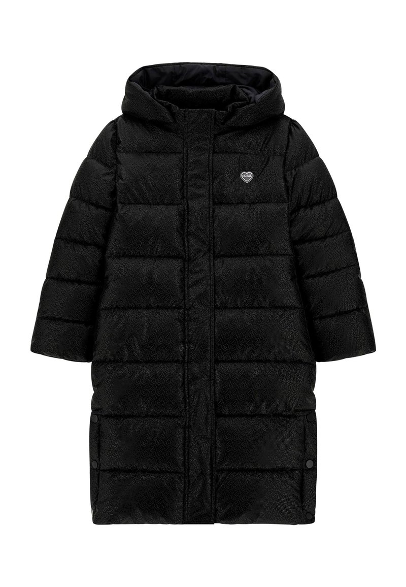 Abrigo puffer negro con capucha, con costuras horizontales, un logo de corazón en el pecho y detalles de botones a presión en los lados.