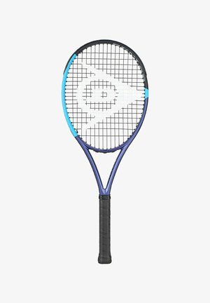 Raquette de tennis avec poignée noire, cadre violet, accents bleus, et cordes noires ornées d'un logo triangulaire blanc au centre sur fond blanc.