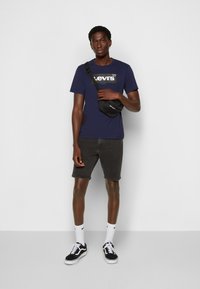 Levi's® GRAPHIC CREWNECK TEE - T-shirt estampada - peacoat
