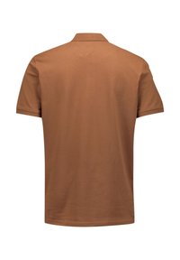 Bruine katoenen polo met korte mouwen, voorzien van een kraag en een gladde textuur, vanuit de achterkant weergegeven zonder zichtbare branding.