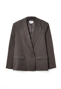 Blazer gris oscuro con solapas afiladas, dos bolsillos frontales, cierre de un solo botón y forro interior suave. Corte ajustado con hombros estructurados.