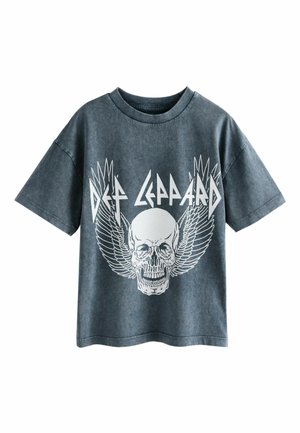 Gray, short-sleeve t-shirt with a round neckline featuring a white skull graphic surrounded by wings and the text "Def Leppard."