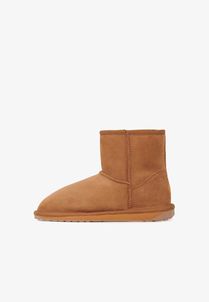 Beige Wildleder-Ankle-Boot mit runder Zehe, vertikalen Nähten und einer strukturierten Gummisohle. Besitzt einen Logo-Akzent auf der Rückseite.