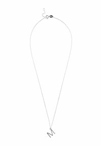 Ezüst lánc nyaklánc minimalista "M" betű medállal. A lánc finom, enyhe csillogással rendelkezik, és egyszerű kapoccsal záródik.
