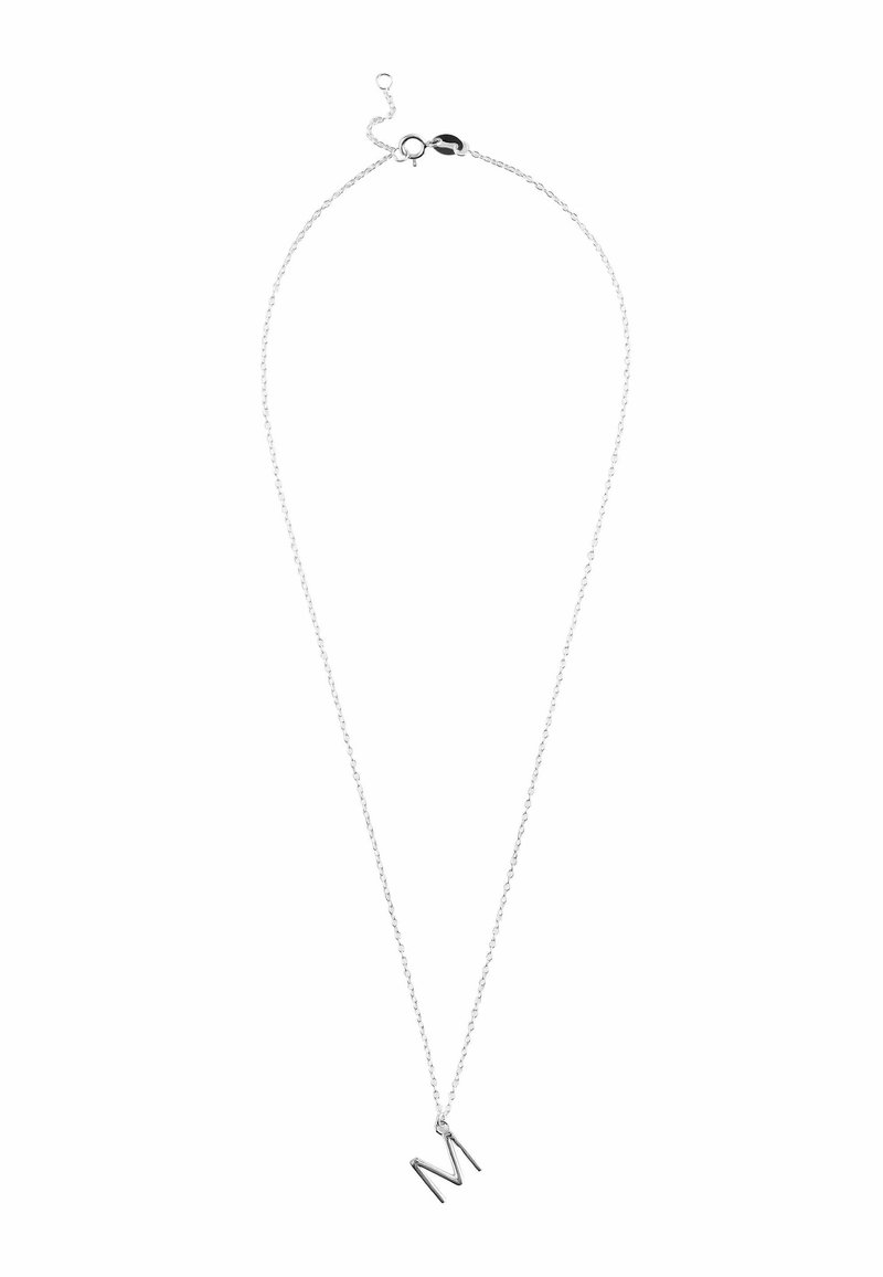 Ezüst lánc nyaklánc minimalista "M" betű medállal. A lánc finom, enyhe csillogással rendelkezik, és egyszerű kapoccsal záródik.
