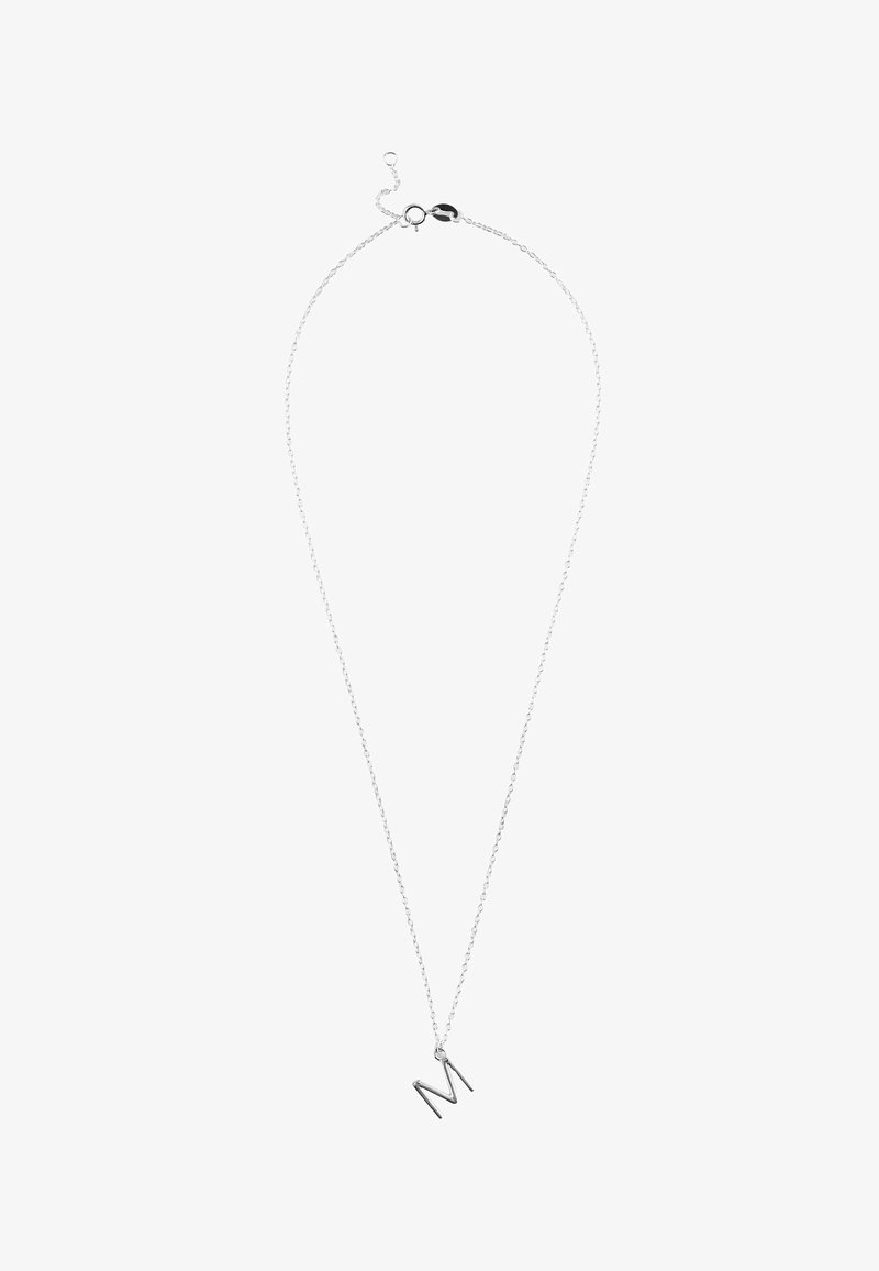 Sølv kædedyse med et minimalistisk bogstav "M" vedhæng. Kæden er delikat med en subtil glans og et simpelt lukningssystem.
