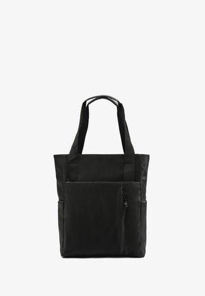 Bolso tote negro hecho de material sintético suave, con dos asas resistentes, un bolsillo frontal con cremallera y un diseño minimalista.