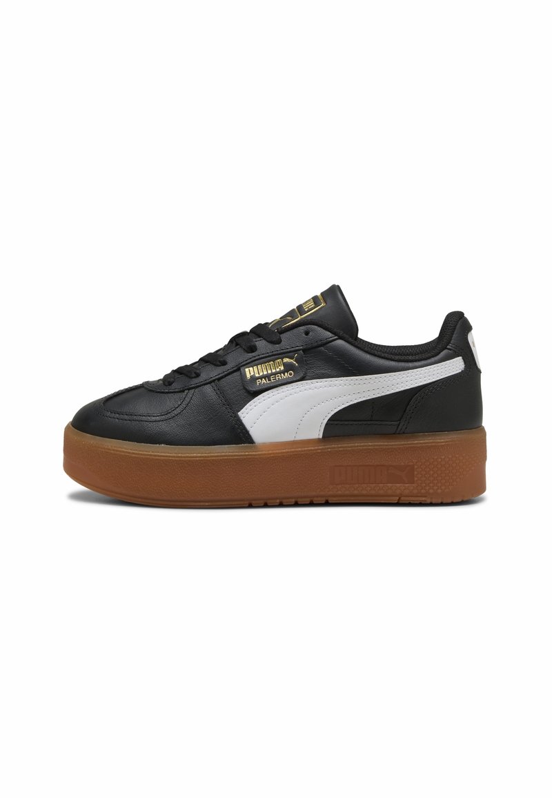 Baskets Puma Palermo en cuir noir avec bande blanche, semelle plateforme en gomme, accents dorés du logo et lacets noirs, vue de côté.