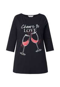 Czarna bawełniana koszulka z rękawami do łokcia, z grafiką dwóch kieliszków do wina i napisem "Toast za MIŁOŚĆ" w bieli i czerwieni.