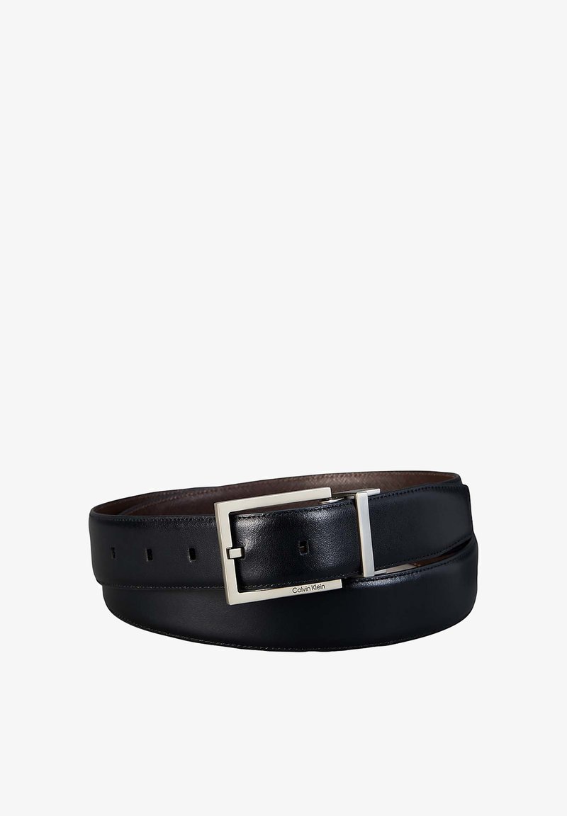 Ceinture en cuir noire avec boucle rectangulaire argentée, plusieurs trous de réglage et logo Calvin Klein sur le cadre de la boucle.